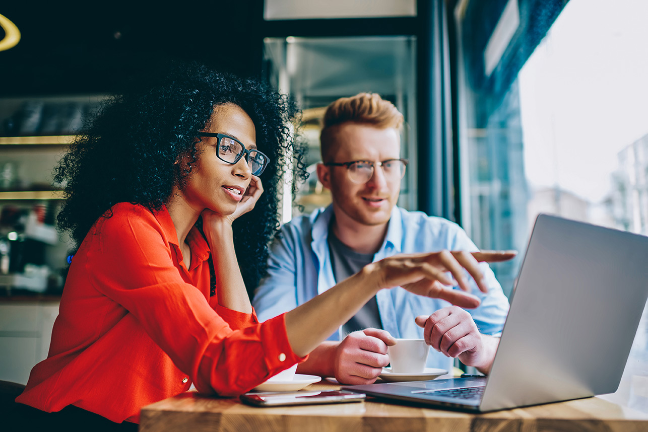 Recruiter vergleichen verschiedene Jobportale am Laptop Recruiter vergleichen verschiedene Jobportale am Laptop